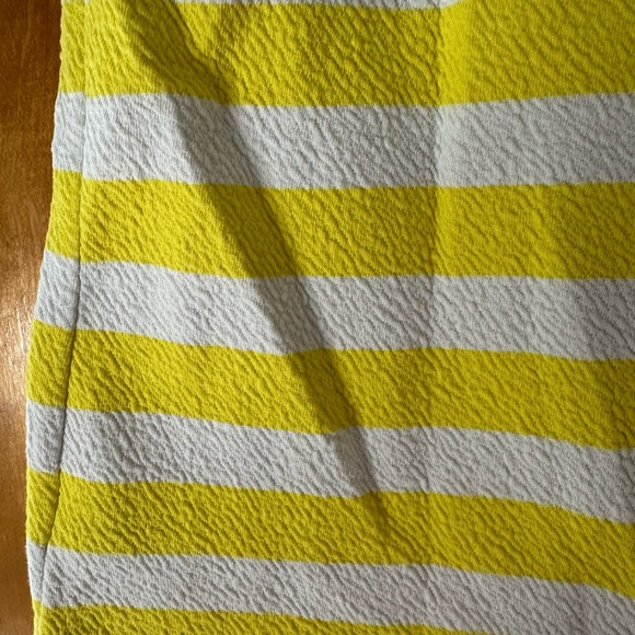 Anthropologie, yellow and white striped flutter sleeve top size large - Picture 3 of 7